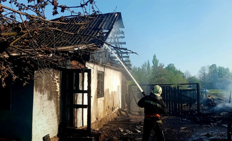 Під час пожежі постраждав 21-річний юнак: вогнем знищено господарчу будівлю та половину даху житла
