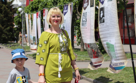 У День Героя у Жмеринці молодь перетворила скрині з під мін 82 калібру на мистецтво