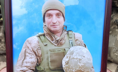 Доземно вклоняємося матері, що виховала Героя: Нетішин попрощався із сапером Сергієм Фелонюком