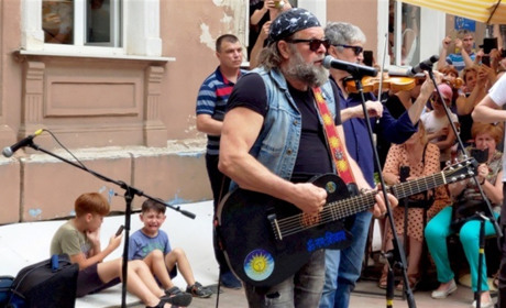 Борис Гребенщиков выступил в Херсоне на улице