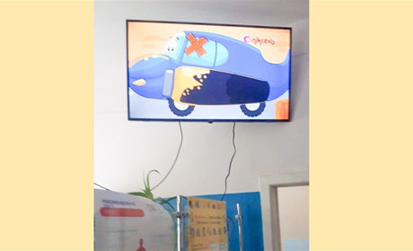 Маленькі пацієнти кагарлицького ЦПМСД в черзі до лікарів переглядатимуть мультики