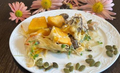 Куряче філе з грибами та гарбузом: відеорецепт