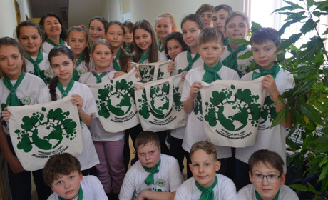 Учні 6-В класу Біляївської школи №1 провели акцію: закликали мінять пластикові пакети на екоторбини