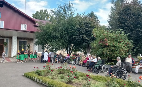 Сюди потрапляють не з власної волі. Як живеться стареньким у будинку-інтернаті на Городоччині