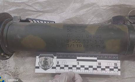 На Херсонщині затримали чоловіка, який намагався продати гранатомет та автомат Калашникова