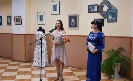 Величезні мереживні витинанки, чорно-білі картини: незвичайна виставка у будинку культури у Біляївці