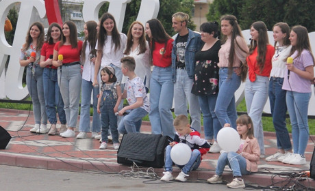 На центральній площі Калинівки молодь презентувала пісню – присвяту місту