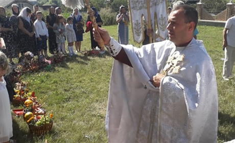 Яблучний Спас: як освячують кошики з плодами в храмах Кіцманщини. Фото