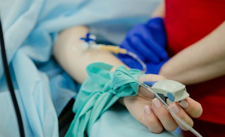 У МОЗ пояснили при яких симптомах і у яких станах пацієнтам з COVID-19 потрібна госпіталізація