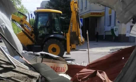 В Херсоні продовжують розбирати ринок «Кристал» навіть попри коментантську годину