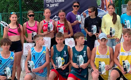 Юні волейболістки зі Старокостянтинова здобули перемоги на турнірі у Стрию