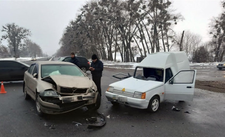 Поліція встановлює обставини ДТП із травмуванням людини у Звягелі