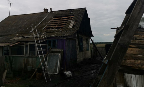 Звягельські вогнеборці на вихідних ліквідували дві пожежі у приватних садибах
