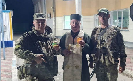 Пограничники Измаильского отряда встретили Благодатный Огонь из Молдовы и Румынии
