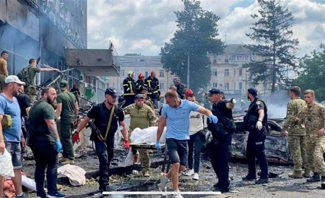 Російські терористи вдарили ракетами по середмістю Вінниці. Зеред загиблих є діти