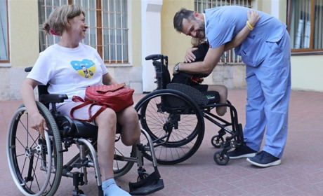 Жінка з смт Нью-Йорк втратила одну ногу, її донька – обидві. Їм зроблять протезування у США