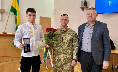 Нагороду батька отримав син: у Рокитнівській громаді посмертно відзначили воїна