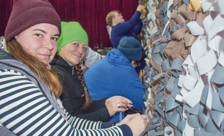 Гланишівські «павучки» два роки плетуть найлегші маскувальні сітки для воїнів