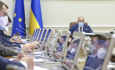 Кабмін планує підвищити пенсії. Кому і на скільки