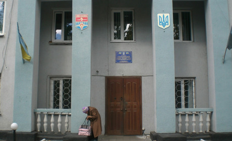 Новокаховчани неохоче здають зброю