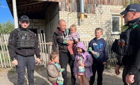 Куп’янські поліцейські привітали малечу з Великоднем