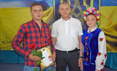 Хлопця, який врятував на воді двох жмеринчанок, відзначили на День Конституції