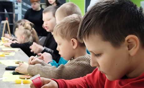 Пряники, творчість і тепло: як благодійники гуртують Петропавлівську громаду