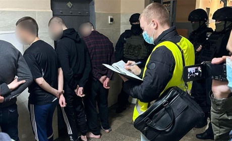 Продавали неіснуючі авто військовим. На Сумщині зупинили шахрайську схему, яку організували в СІЗО