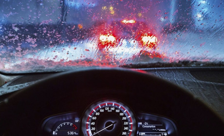 Рух автомобілем під дощем: як убезпечити себе за кермом