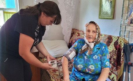 «Часто обстріли застають на вулиці…»: соцробітниця з Ворожби Юлія Дядюшко працює в зоні бойових дій