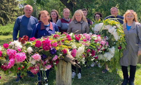 До Зеленої неділі у Переяславі відтворили унікальний обряд — встановили уквітчану "віху"