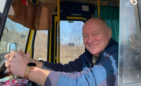 «Пасажири більш ввічливі стали, виховані і стримані»: один день з водієм автобуса у Первомайську