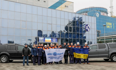 Атомники передали два позашляховики на фронт