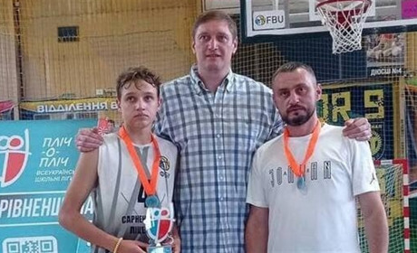 «Завдяки грі свого лідера»: баскетболісти з Сарн вийшли у чвертьфінал Всеукраїнської шкільної ліги