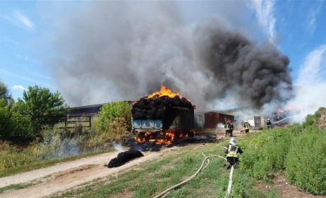 У Сватовому сталася пожежа на фермі по Степовій: вогонь ліквідовували чотири години
