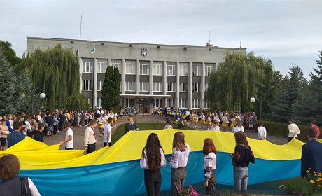 Стяги та вишиванки – як у Володимирці відзначили День Прапора