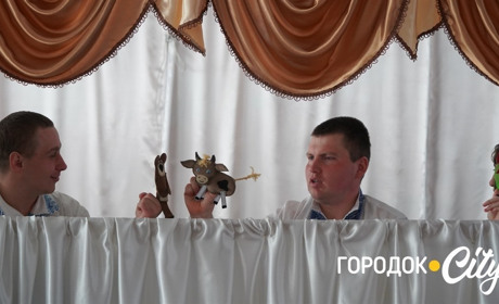 Дебют пальчикового театру. Вихованці Городоцького реабілітаційного центру відсвяткували День театру