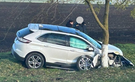 Аварія біля заправки у Біляївці: авто злетіло у кювет. Поліція, рятувальники на місці події