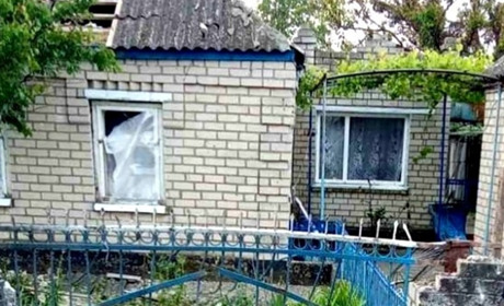 На Херсонщини російські терористи атакували житлові квартали: пошкоджені 3 приватних будинки