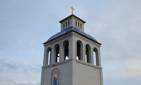 На дзвіниці першого у Сватовому храму православної церкви України встановили двометровий хрест