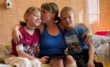 Маму і доньку з смт Нью-Йорк, які втратили ноги через обстріл, готують до протезування у США