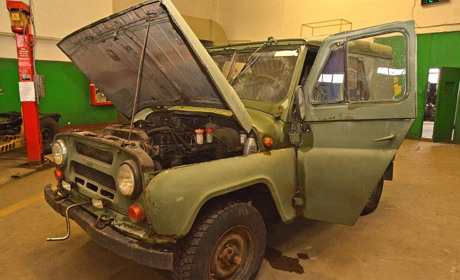 Волонтери Рівненської АЕС відремонтують автомобіль для українських військових
