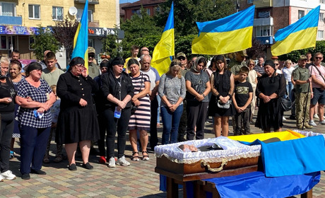У Сарнах попрощалися з 31-річним навідником Максимом Лобачем