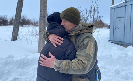 Доньці загиблого глухівчанина Віталія Курятника вручили пам'ятний оберіг «Батьківське серце»