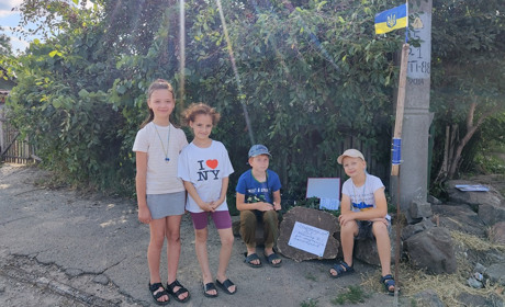 Діти з провулка Щасливий у Первомайську зібрали понад 5 тисяч гривень на автівку для ЗСУ