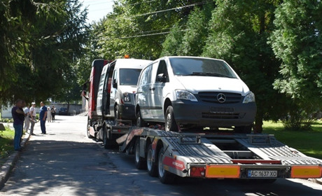 Німецькі партнери передали Звягелю два мікроавтобуси: як планують використовувати автівки