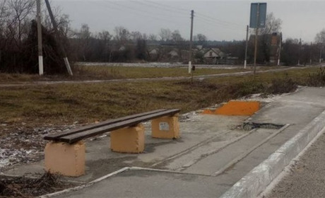 Зупинка в Маково демонтована: мешканці змушені чекати транспорт під дощем