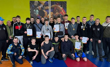 13 медалей вибороли борці зі Жмеринки на чемпіонаті Вінницької області: успішний старт 2025 року