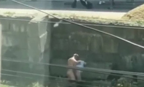 Що робили в самому центрі Жмеринки двоє голих людей посеред білого дня: відео