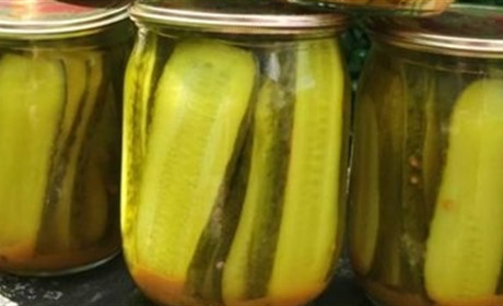 Готуємо сьогодні: гостренькі, ароматні, золотаві огірочки з куркумою та гірчицею